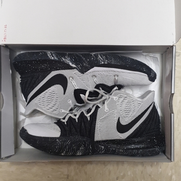 Nike Basketball Kyrie 5 Black/White US11 - Picture 1 of 6